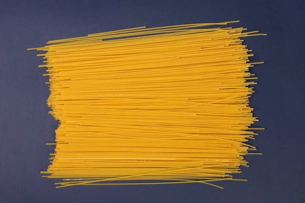 Сухий Спагетті Синьому Фоні — стокове фото