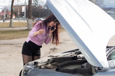 Araba arızası, yoldaki kız, stres.