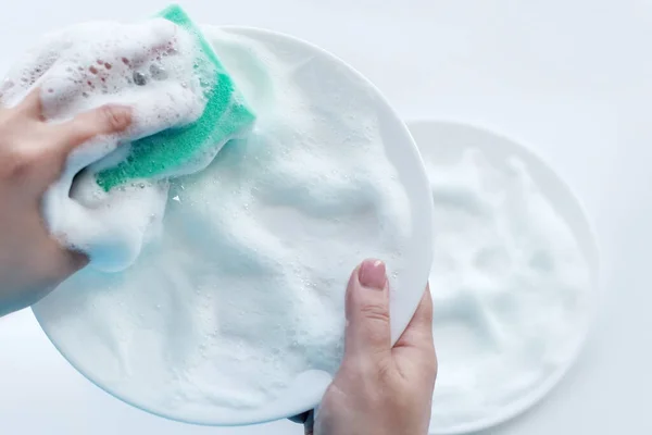 Tabak köpüklü, bulaşıkları yıkıyor.