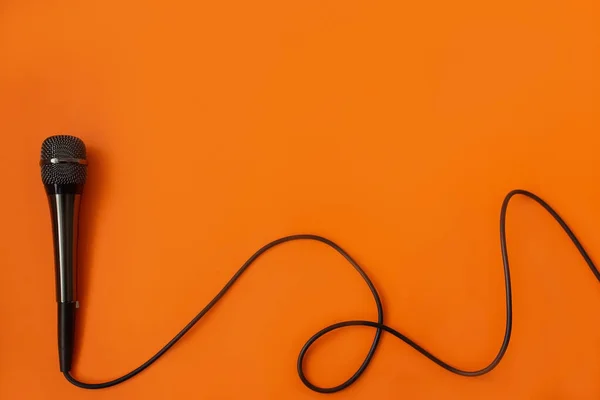 Turuncu arka planda müzik mikrafonu.
