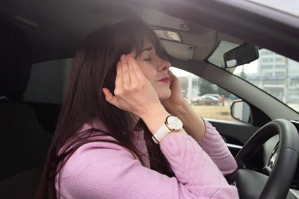 Atomobil kullanan bir kızın migreni.