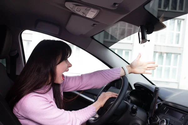 Menina Pressiona Hoot Carro Uma Situação Estressante Estrada — Fotografia de Stock