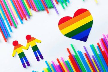 Erkek siluetleri ve gökkuşağı arka planında bir LGBT kalbi.