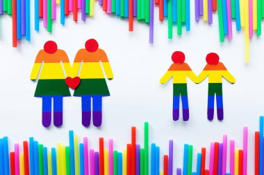 Gökkuşağı arka planında LGBT kadın ve erkek siluetleri
