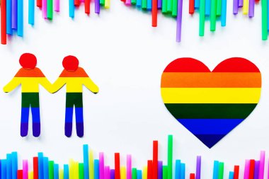 Erkek siluetleri ve gökkuşağı arka planında bir LGBT kalbi.
