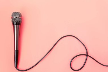 Pembe arkaplanda müzik mikrofonu