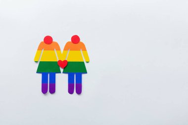 Kağıttan kadın figürleri, beyaz arkaplanda LGBT sembolü