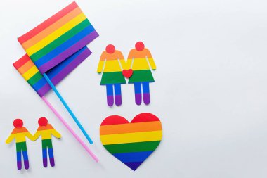 Beyaz arkaplan üzerindeki LGBT kağıdından yapılmış semboller ve figürler