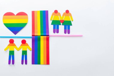 Beyaz arkaplan üzerindeki LGBT kağıdından yapılmış semboller ve figürler