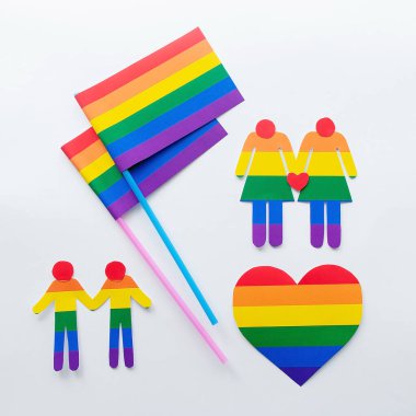 Beyaz arkaplan üzerindeki LGBT kağıdından yapılmış semboller ve figürler