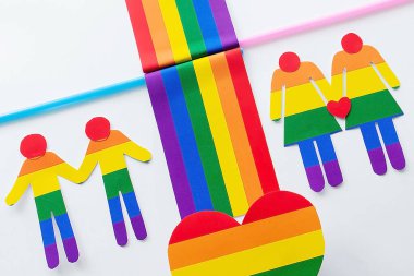Beyaz arkaplan üzerindeki LGBT kağıdından yapılmış semboller ve figürler