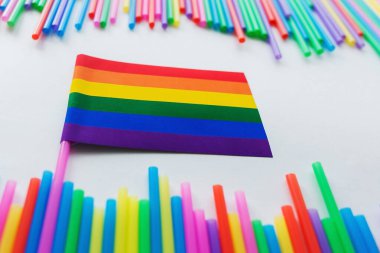 Renkli bir arkaplan görünümünde LGBT bayrağı