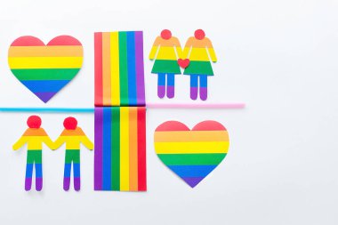 Beyaz arkaplan üzerindeki LGBT kağıdından yapılmış semboller ve figürler