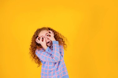 Sarı arka planda komik kırmızı bir kız.