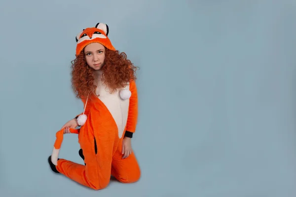 Dziewczyna Pluszowej Piżamie Kigurumi Szarym Tle Kostium Fox — Zdjęcie stockowe