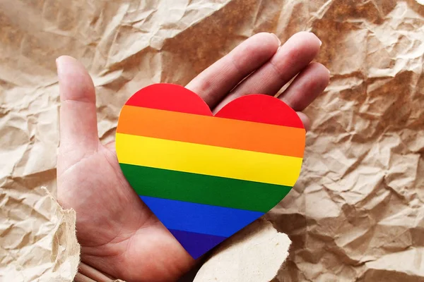 Corazón Lgbt Mano Sobre Papel Artesanal —  Fotos de Stock