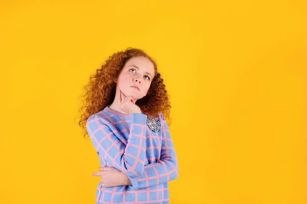 Uma Menina Ruiva Fundo Amarelo Pensa — Fotografia de Stock