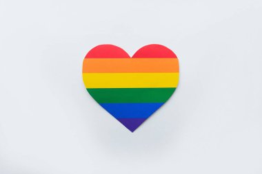 Beyaz arkaplanda gökkuşağı kalbi lgbt