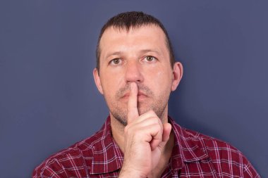 Adam mavi bir arka planda sessizce ortaya çıkar.