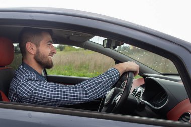 Arabadaki güzel genç adam.