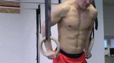 Bir yüzük dips egzersiz ileri görünümü 50 kare/sn performans Crossfit atlet