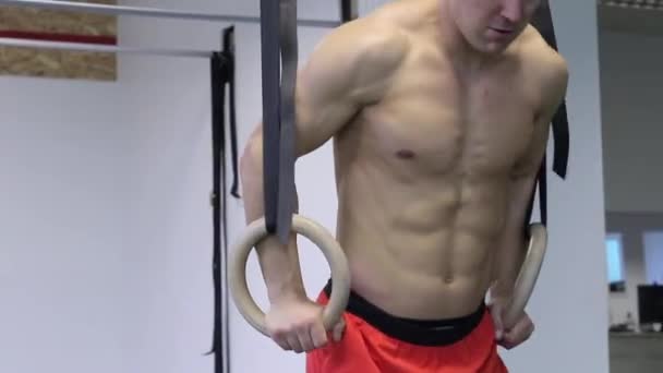 Crossfit Athlete Performing Ring Dips Exercise Forward View 50Fps — Stock Video