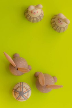 Paskalya tavşanı yeşil bir arka plan üzerinde yumurta