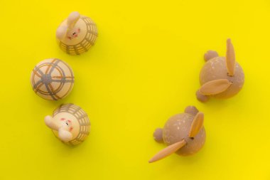 Paskalya bunny yumurta sarı bir arka plan üzerinde