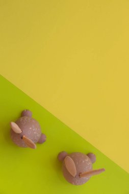Paskalya bunny yumurta bir yeşil ve Sarı zemin üzerine