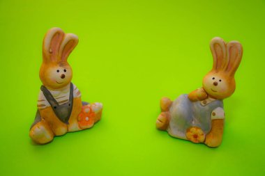 Yeşil bir arka plan üzerinde iki tavşan