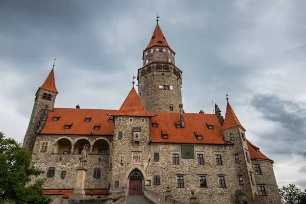 Mittelalterliche Burg Auf Dem Hügel — Stockfoto