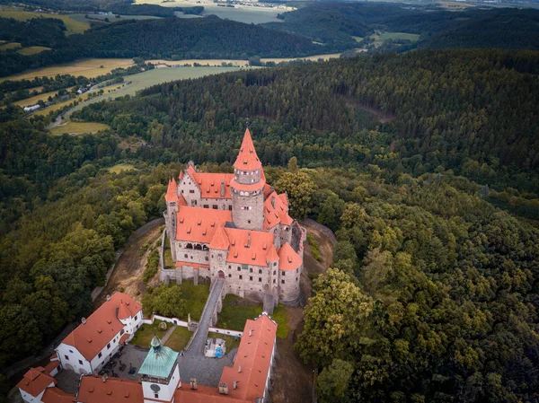 Antenne Der Mittelalterlichen Burg Auf Dem Hügel Der Tschechischen Region — Stockfoto