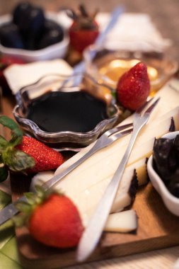 Peynir ve böğürtlen tabağını kapat.