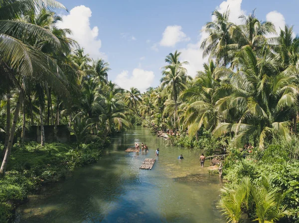 Siargao Adası, Filipinler - Ocak 2020: Siargao 'daki gizli palmiye ağacının yanındaki Maasin Nehri' nde yaşayan insanların havası