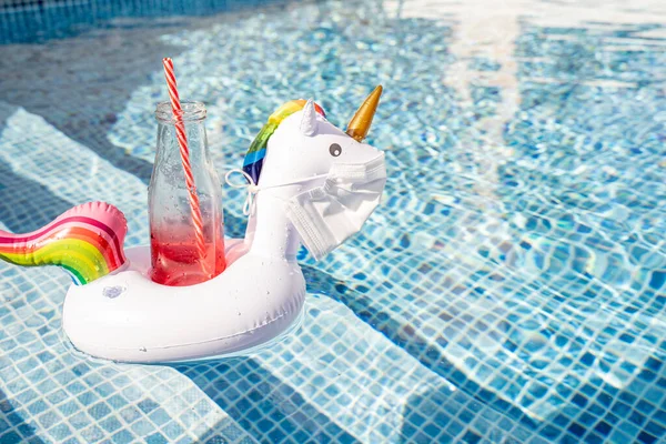 Juguete Piscina Unicornio Una Mascarilla Médica Concepto Impacto Del Brote — Foto de Stock