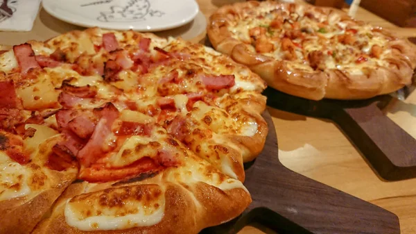 Closeup Delicious Hawaiian Rustic Style Pizza Made Fresh Pineapples Ham — Stock Photo, Image