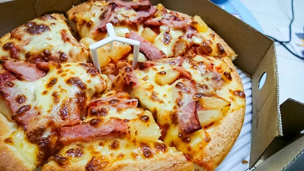 Deliciosa Pizza Hawaiana Una Caja Cartón —  Fotos de Stock