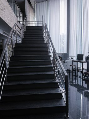 Ofisteki merdivenler. Modern ofis modern stil.