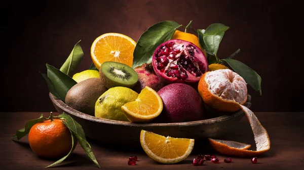 Натюрморт фруктовий кошик. смаки і кольори — стокове фото
