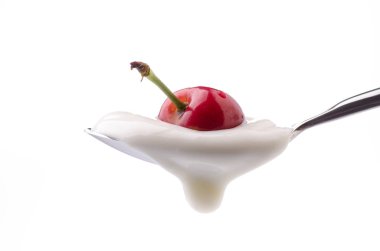 Beyaz yoğurt ile kiraz krem