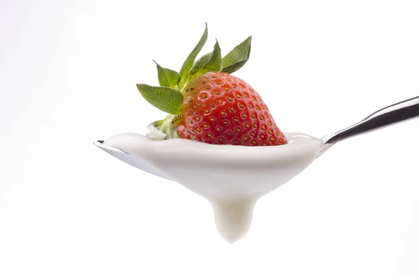 Röda jordgubbar med yoghurt — Stockfoto