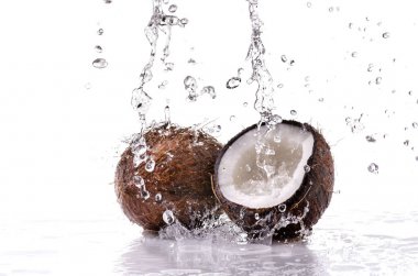 sıçrama ile taze hindistan cevizi