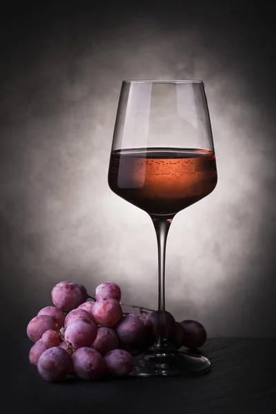 Naturaleza muerta. vino y uvas rosadas — Foto de Stock