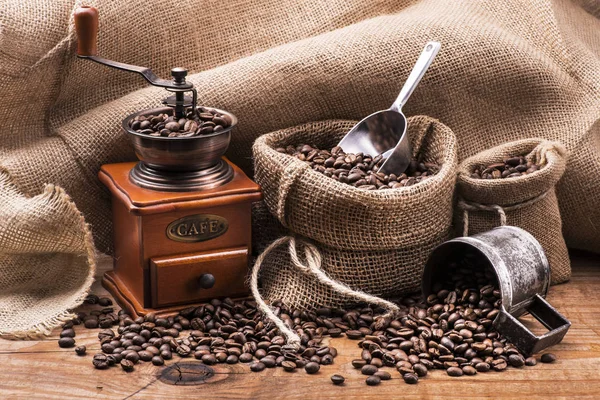 Fortsatt liv. Brente kaffebønner – stockfoto