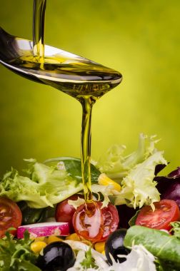 taze salata zeytin yağı ile giyinmiş
