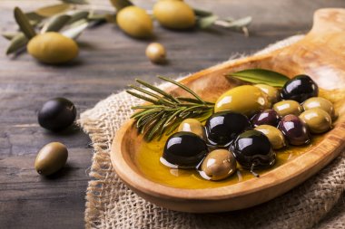 ön planda rosemary ile karışık zeytin