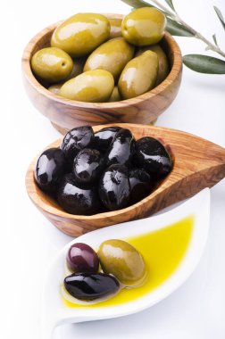 Zeytin beyaz backgro üzerinde farklı tipleri ile zeytin ahşap kase