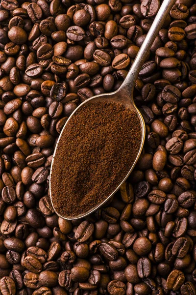 Молотый кофе и кофейных зерен — стоковое фото