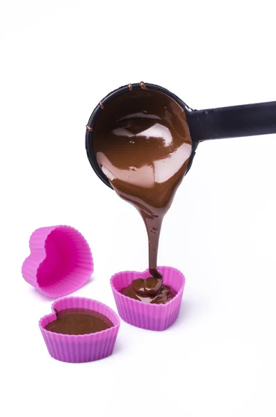 Tigelas em forma de coração cheias de chocolate derretido — Fotografia de Stock