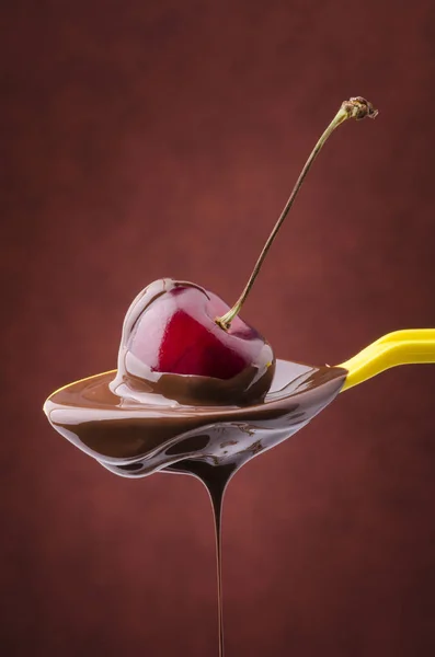 Freude an Cilegia mit dunkler Schokolade — Stockfoto